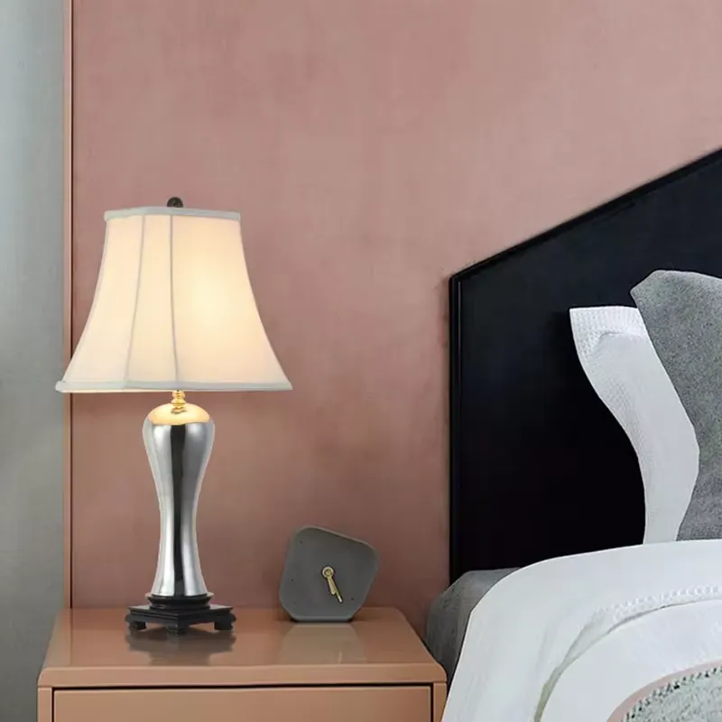 Light Switch - モダンなLEDデスクランプ。リビングや寝室、ベッドサイドテーブルに最適なインテリア照明。