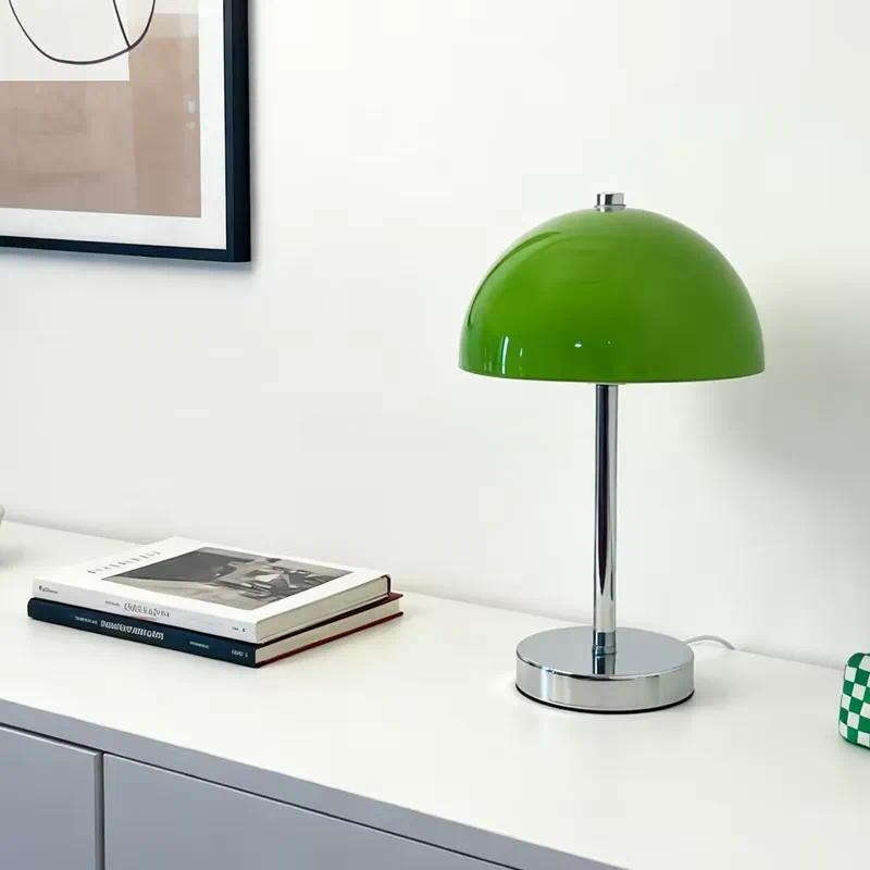 北欧風のきのこ型デスクランプ。シンプルなクリーム色のテーブル - Light Switch のレビューと価格