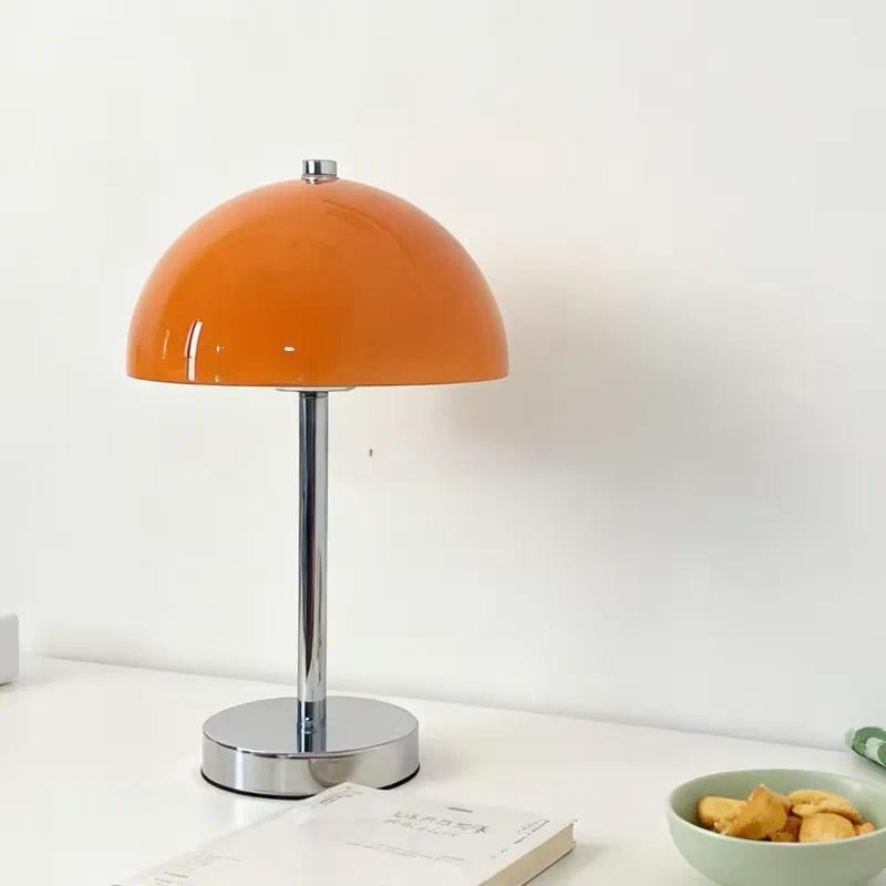北欧風のきのこ型デスクランプ。シンプルなクリーム色のテーブル - Light Switch のレビューと価格