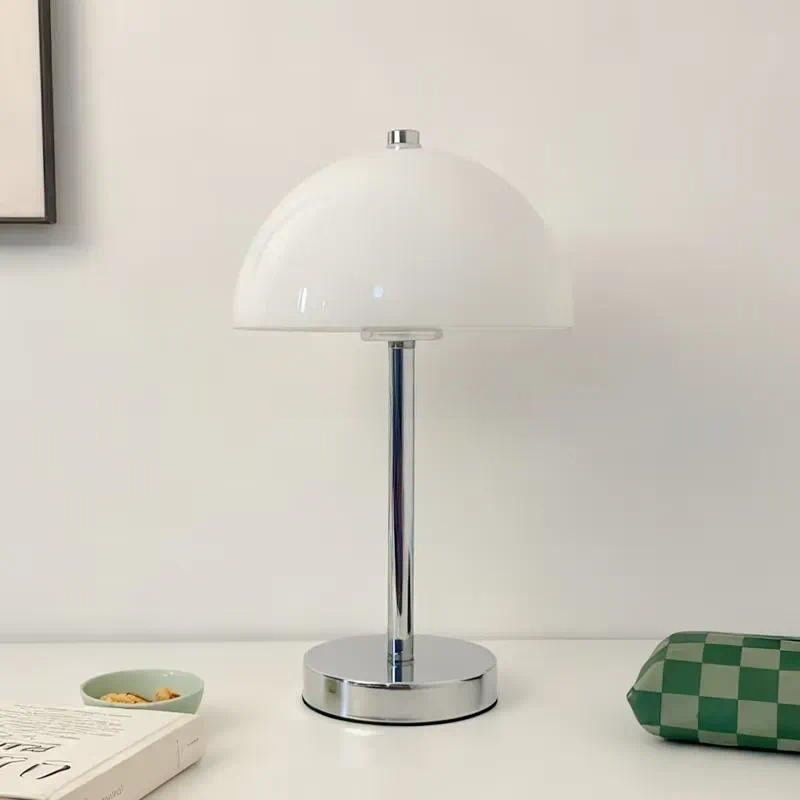 北欧風のきのこ型デスクランプ。シンプルなクリーム色のテーブル - Light Switch のレビューと価格